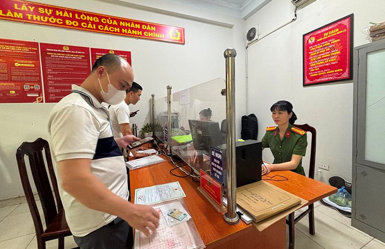 Bộ phận một cửa Công an phường Hoàng Liệt (Hà Nội) hỗ trợ người dân thực hiện các thủ tục theo yêu cầu. Bộ phận một cửa Công an phường Hoàng Liệt (Hà Nội) hỗ trợ người dân thực hiện các thủ tục theo yêu cầu.