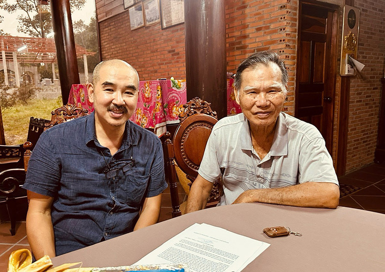 Đạo diễn Bùi Thạc Chuyên và anh hùng Tô Văn Đực. Đạo diễn Bùi Thạc Chuyên và anh hùng Tô Văn Đực.