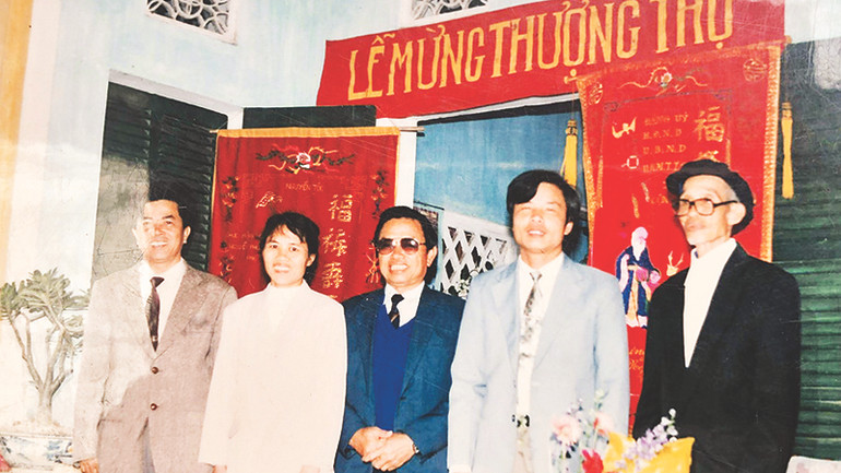 Ông Nguyễn Phúc Tiến (ngoài cùng, bên phải) tại lễ mừng thượng thọ.