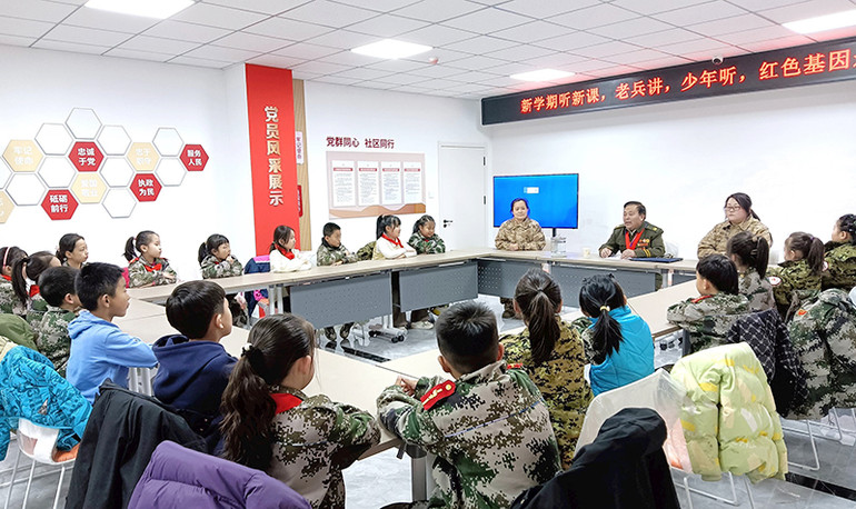 Ông Trương Văn Bân làm báo cáo viên giới thiệu cho thiếu nhi Trung Quốc về cuộc kháng chiến chống đế quốc Mỹ của Việt Nam. Ảnh | NVCC Ông Trương Văn Bân làm báo cáo viên giới thiệu cho thiếu nhi Trung Quốc về cuộc kháng chiến chống đế quốc Mỹ của Việt Nam. Ảnh | NVCC