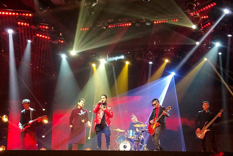 Ban nhạc Ngũ Cung biểu diễn cùng ca sĩ Trọng Tấn. Ban nhạc Ngũ Cung biểu diễn cùng ca sĩ Trọng Tấn.