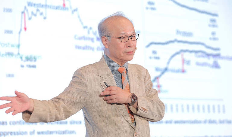 GS. Nakamura Teiji, Chủ tịch Hiệp hội Dinh dưỡng Nhật Bản chia sẻ kinh nghiệm tại Hội thảo quốc tế Dinh dưỡng người Việt lần II, chủ đề Dinh dưỡng Học đường năm 2024.