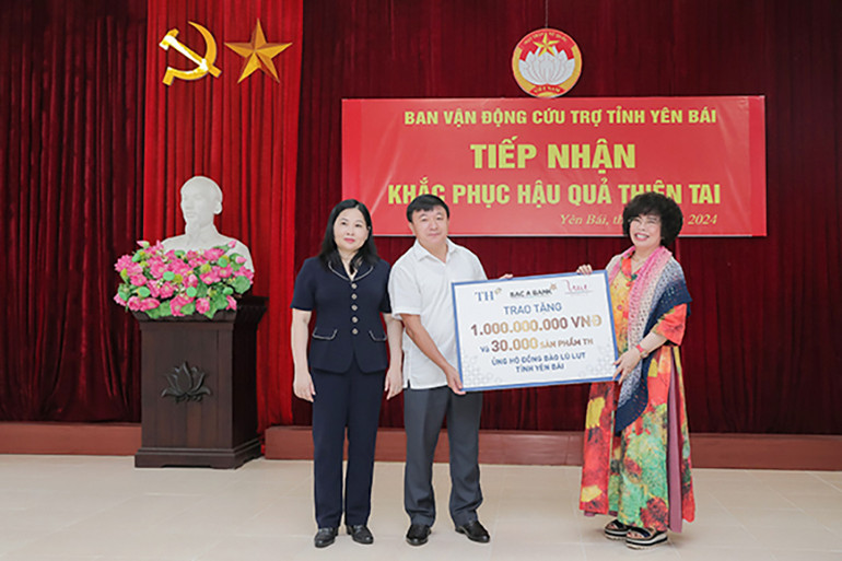 Anh hùng Lao động Thái Hương, Nhà sáng lập, Chủ tịch Hội đồng Chiến lược Tập đoàn TH trao 1 tỷ đồng và 30.000 sản phẩm TH hỗ trợ người dân tỉnh Yên Bái chống chọi với ngập lũ do ảnh hưởng của bão số 3.