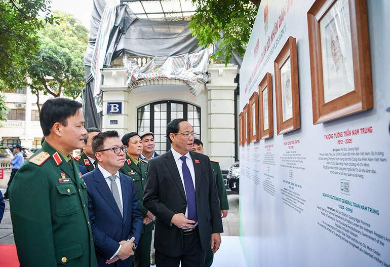 Các đại biểu tham quan triển lãm.