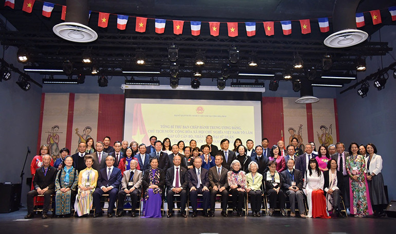 Ngày 5/10/2024, kiều bào tại Pháp tham dự cuộc gặp với Tổng Bí thư Tô Lâm nhân dịp thăm chính thức Pháp. Ngày 5/10/2024, kiều bào tại Pháp tham dự cuộc gặp với Tổng Bí thư Tô Lâm nhân dịp thăm chính thức Pháp.