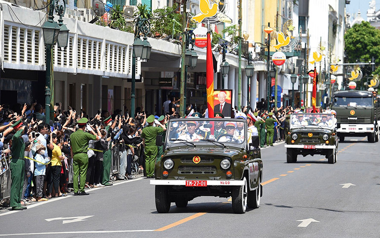 Dưới trời nắng gắt, người dân kiên nhẫn xếp hàng để tiễn đưa Tổng Bí thư Nguyễn Phú Trọng về nơi an nghỉ cuối cùng.