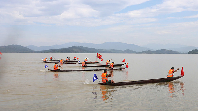 Đua thuyền độc mộc tranh Cúp A Sanh trên sông Pô Cô.