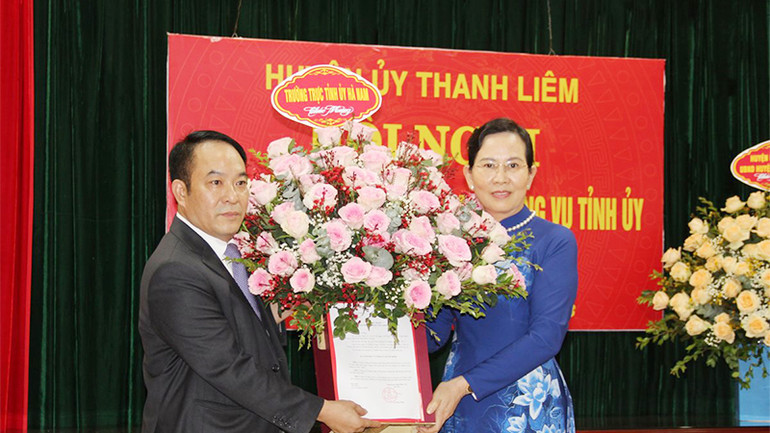 Bí Thư Tỉnh ủy Hà Nam Lê Thị Thủy trao Quyết định của Ban Thường vụ Tỉnh ủy chuẩn y đồng chí Hoàng Mạnh Dũng giữ chức Bí thư Huyện ủy Thanh Liêm, nhiệm kỳ 2020-2025. Ảnh trong bài | ĐÀO PHƯƠNG