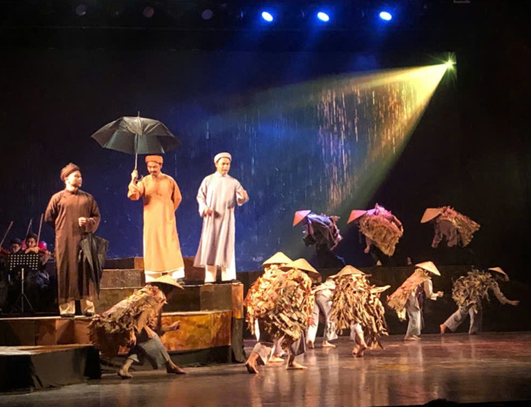 Cảnh trong vở nhạc kịch Người cầm lái. Cảnh trong vở nhạc kịch Người cầm lái.