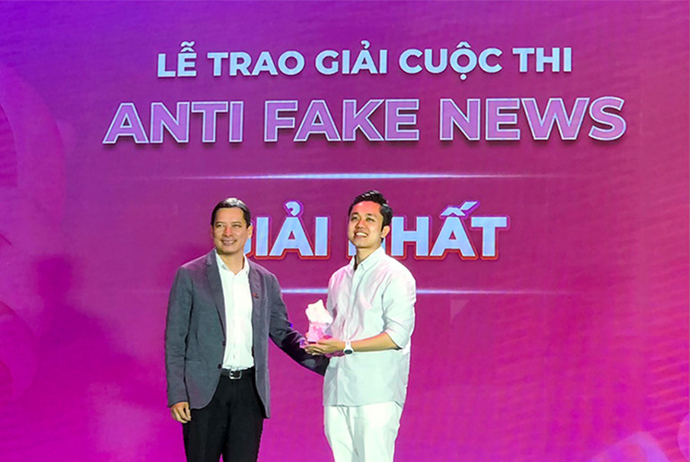 Giải nhất cuộc thi "Anti Fake News" được trao cho Tiktoker Lê Phúc Thành.