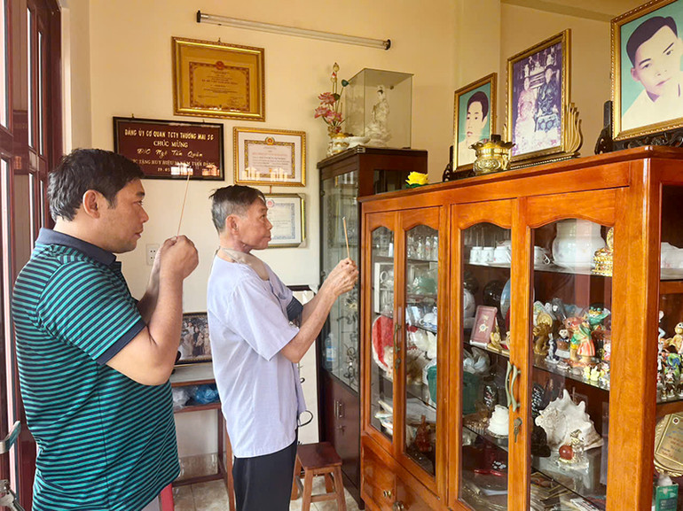 Ông Ngô Tấn Quân cùng con trai Ngô Kiến Quốc thắp hương tưởng nhớ mẹ Nguyễn Thị Sai và các liệt sĩ Ngô Bá Tòng, Ngô Văn Thật. Ông Ngô Tấn Quân cùng con trai Ngô Kiến Quốc thắp hương tưởng nhớ mẹ Nguyễn Thị Sai và các liệt sĩ Ngô Bá Tòng, Ngô Văn Thật.