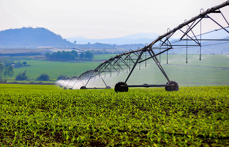 Cánh tay tưới tự động công nghệ cao trên cánh đồng của Tập đoàn TH. Cánh tay tưới tự động công nghệ cao trên cánh đồng của Tập đoàn TH.