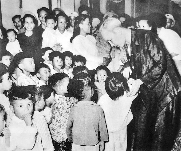 Bác Hồ thăm thiếu nhi miền nam tập kết ra bắc ở tỉnh Thanh Hóa (năm 1957). Ảnh | TL