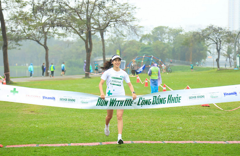 Vận động viên nữ về đích cự ly 5km.