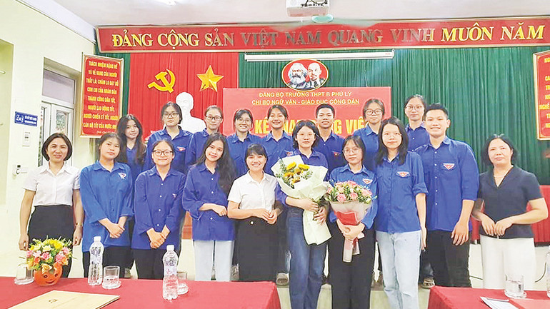 Ban Giám hiệu Trường THPT B Phủ Lý và các đoàn viên chúc mừng 2 học sinh ưu tú được kết nạp vào Đảng.