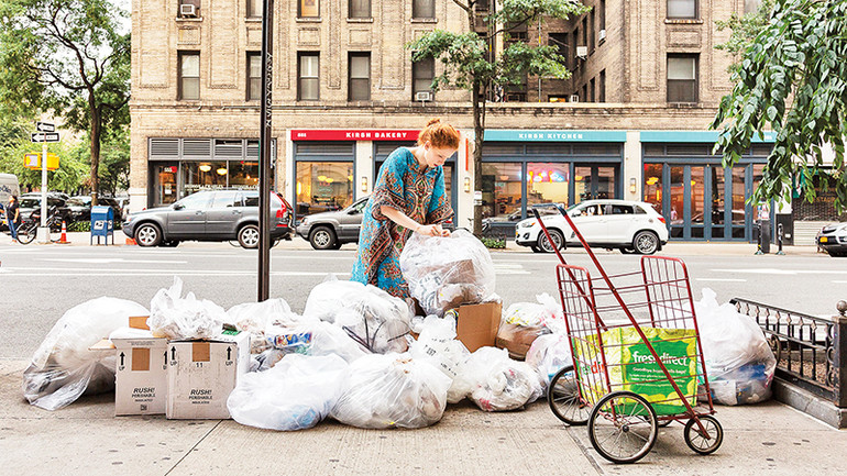 Anna Sacks nhặt rác để ngăn ngừa lãng phí, bảo vệ môi trường. Anna Sacks nhặt rác để ngăn ngừa lãng phí, bảo vệ môi trường.