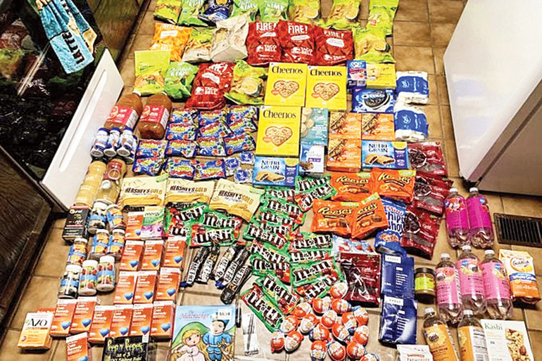 Một số đồ Anna Sacks nhặt được trong thùng rác. Một số đồ Anna Sacks nhặt được trong thùng rác.