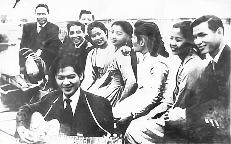 NSND Trần Khánh (người cầm đàn ghita) và các đồng nghiệp thập niên 1960. Ảnh trong bài | Gia đình cung cấp