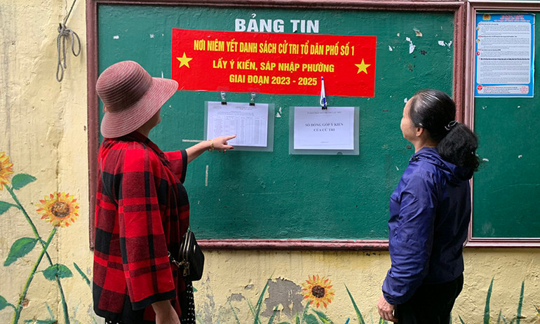 Cử tri tổ dân phố số 1 phường Lạc Viên, quận Ngô Quyền xem danh sách niêm yết lấy ý kiến cử tri sáp nhập phường giai đoạn 2023- 2025.