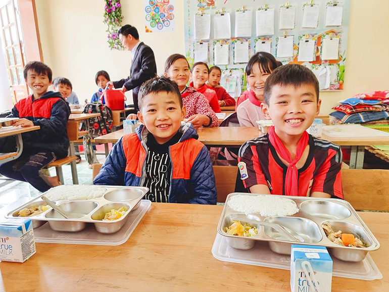 Sữa tươi và các sản phẩm từ sữa là nguồn cung cấp calci dồi dào cho trẻ.