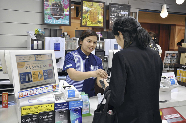 Ngày càng nhiều người nước ngoài làm việc trong các cửa hàng tiện lợi và nhà hàng ở Nhật Bản. Ảnh | JEAKPOST Ngày càng nhiều người nước ngoài làm việc trong các cửa hàng tiện lợi và nhà hàng ở Nhật Bản. Ảnh | JEAKPOST