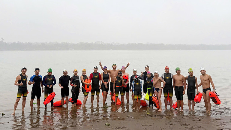 Câu lạc bộ Bơi khám phá thử thách giới hạn bản thân trên sông Hồng. Câu lạc bộ Bơi khám phá thử thách giới hạn bản thân trên sông Hồng.