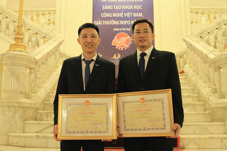 Đại diện nhóm tác giả sáng kiến “Hệ thống robot gắp bịch và đóng thùng tự động” nhận Giải thưởng Sáng tạo khoa học công nghệ Việt Nam-WIPO 2022. Đại diện nhóm tác giả sáng kiến “Hệ thống robot gắp bịch và đóng thùng tự động” nhận Giải thưởng Sáng tạo khoa học công nghệ Việt Nam-WIPO 2022.