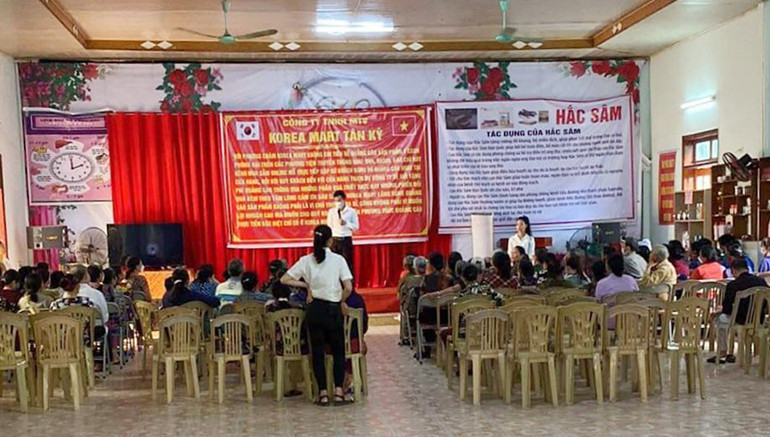 Cả tin vào chiêu trò tặng quà miễn phí, khuyến mại, nhiều người dân mua hàng kém chất lượng, giá cao.