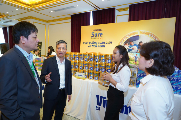 Trong khuôn khổ Hội thảo, các đại biểu được tư vấn về các dòng sản phẩm dinh dưỡng của Vinamilk.