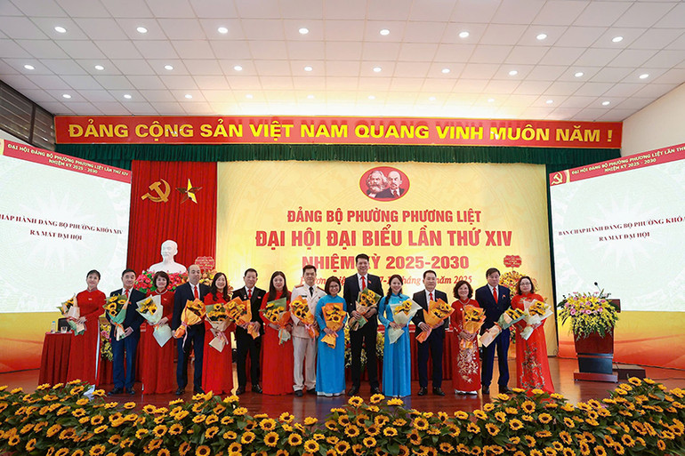 Ban Chấp hành Đảng bộ phường Phương Liệt nhiệm kỳ 2025 - 2030 ra mắt Đại hội. Ban Chấp hành Đảng bộ phường Phương Liệt nhiệm kỳ 2025 - 2030 ra mắt Đại hội.