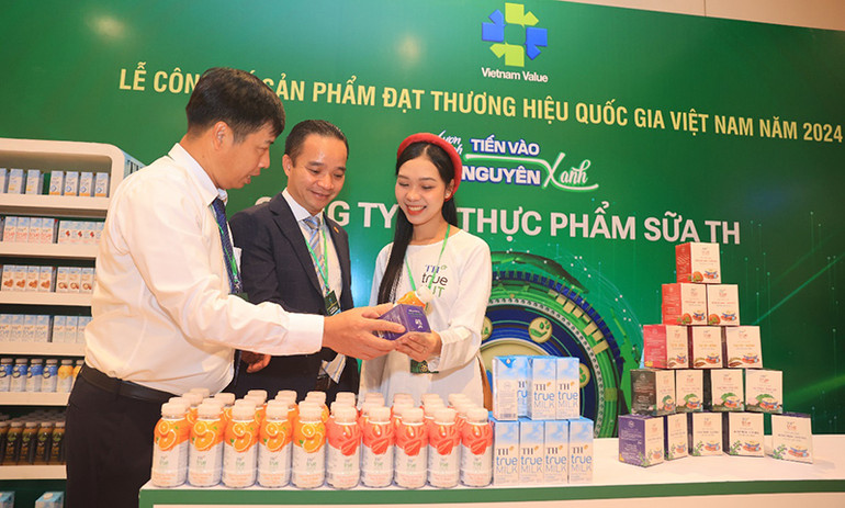 Khách tham quan gian hàng của Tập đoàn TH tại Lễ công bố Thương hiệu quốc gia 2024. Khách tham quan gian hàng của Tập đoàn TH tại Lễ công bố Thương hiệu quốc gia 2024.