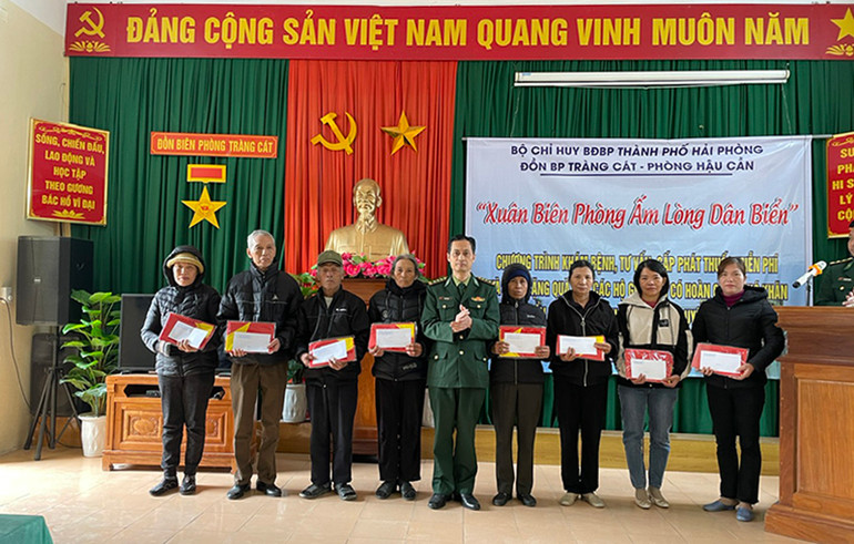Tặng quà các hộ dân trong chương trình “Xuân Biên phòng ấm lòng dân biển”.