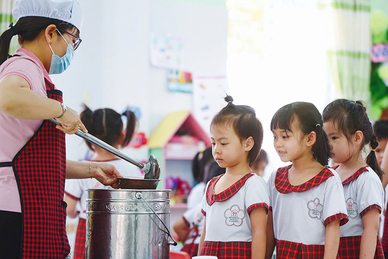 Một bữa ăn học đường cân bằng sẽ cung cấp chất dinh dưỡng thiết yếu nhằm hỗ trợ phát triển thể chất, hiệu suất học tập và ổn định tâm lý.