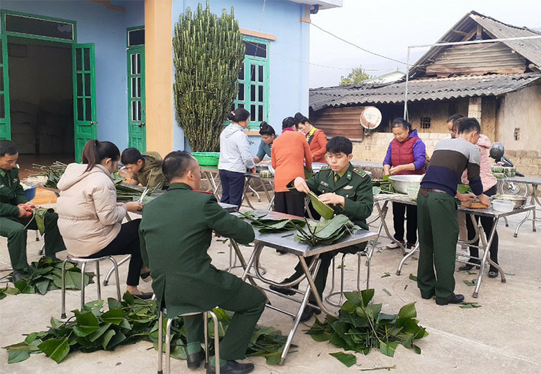 Không khí đầm ấm thắm tình quân dân trong ngày hội "Xuân biên phòng ấm lòng dân bản" tại xã Thanh Luông.