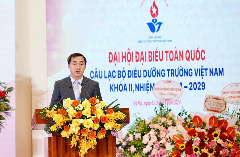 Giáo sư, Tiến sĩ Trần Văn Thuấn, Thứ trưởng Bộ Y tế phát biểu chỉ đạo.