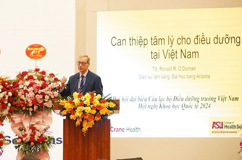 GS. Ronald R. O'Donnell (Đại học Arizona, Hoa Kỳ) chia sẻ tại Hội nghị.