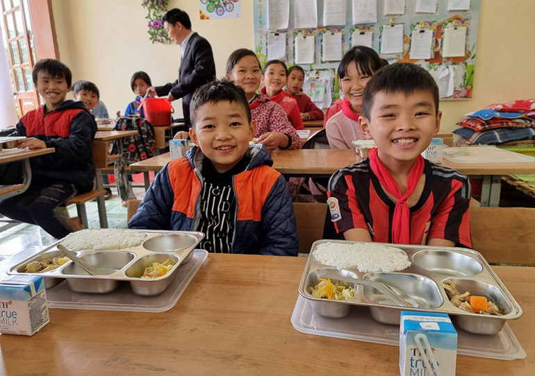 Mô hình điểm bữa ăn học đường được thực hiện tại 10 tỉnh, thành tại đủ 5 vùng sinh thái trên cả nước, góp phần cung cấp nền tảng khoa học, thực tiễn cho chính sách về dinh dưỡng học đường. Mô hình điểm bữa ăn học đường được thực hiện tại 10 tỉnh, thành tại đủ 5 vùng sinh thái trên cả nước, góp phần cung cấp nền tảng khoa học, thực tiễn cho chính sách về dinh dưỡng học đường.