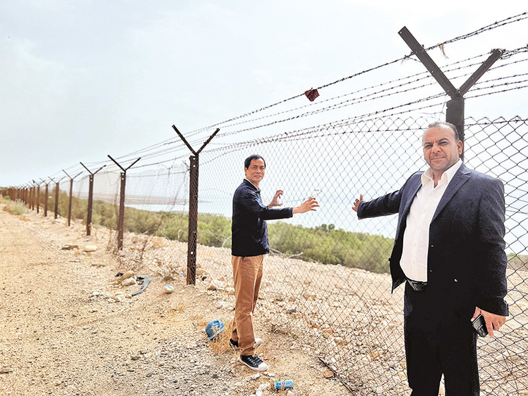 Biển Chết bị ngăn cách bởi hàng rào dây thép gai.