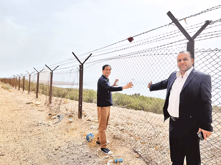 Biển Chết bị ngăn cách bởi hàng rào dây thép gai.