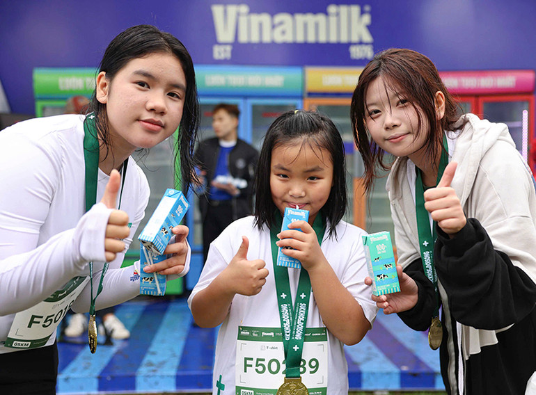 Kết thúc chặng đua, các vận động viên được tiếp thêm sức bằng những sản phẩm sữa của Vinamilk.