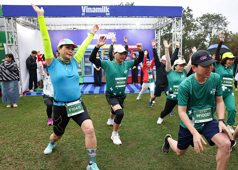Các vận động viên cùng khởi động trước khi tham gia giải chạy.
