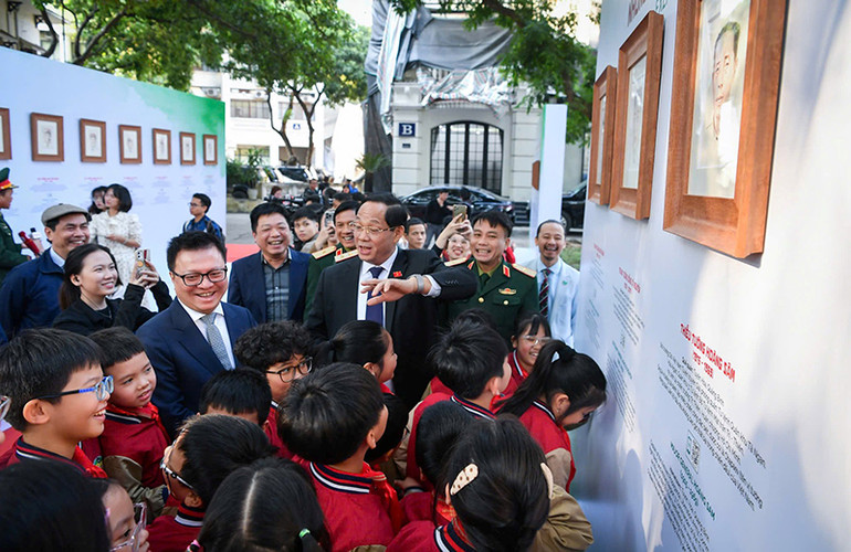 Triển lãm tương tác “Những trận đánh nổi tiếng, những vị tướng tài danh” nhân dịp kỷ niệm 80 năm Ngày thành lập Quân đội nhân dân Việt Nam tại Báo Nhân Dân. Ảnh | THÀNH ĐẠT Triển lãm tương tác “Những trận đánh nổi tiếng, những vị tướng tài danh” nhân dịp kỷ niệm 80 năm Ngày thành lập Quân đội nhân dân Việt Nam tại Báo Nhân Dân. Ảnh | THÀNH ĐẠT