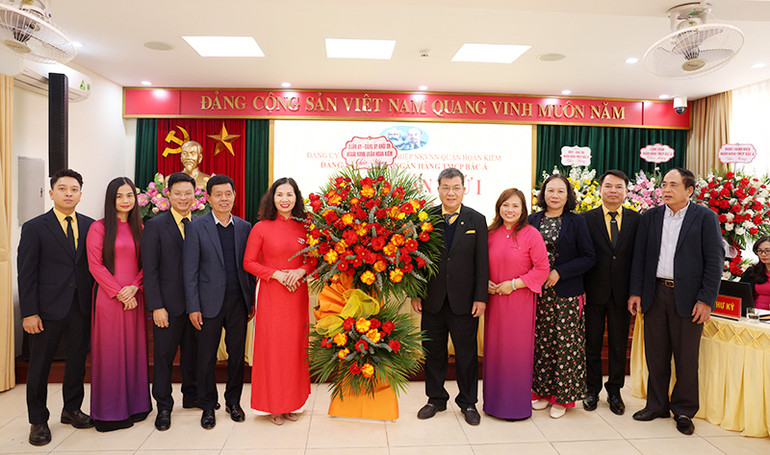 Đại diện Quận ủy, Đảng ủy Khối doanh nghiệp ngoài khu vực nhà nước quận Hoàn Kiếm chúc mừng Ban Chấp hành Đảng bộ bộ phận Ngân hàng thương mại cổ phần Bắc Á.