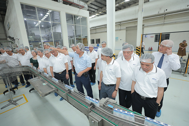 Đoàn thăm dây chuyền sản xuất sữa tươi sạch TH true MILK - Thương hiệu quốc gia Việt Nam. Đoàn thăm dây chuyền sản xuất sữa tươi sạch TH true MILK - Thương hiệu quốc gia Việt Nam.