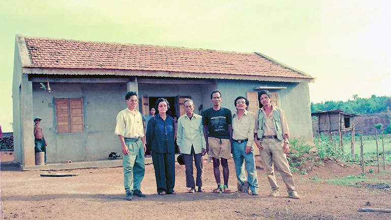 Anh hùng A Sanh (thứ ba, từ phải sang) chụp ảnh với các nhà báo trong lần gặp đầu tiên tại nhà ông.