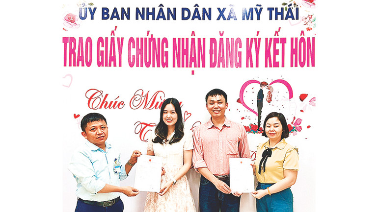 UBND xã Mỹ Thái, huyện Lạng Giang, tỉnh Bắc Giang tổ chức trao giấy chứng nhận đăng ký kết hôn và thư chúc mừng cho cặp đôi.