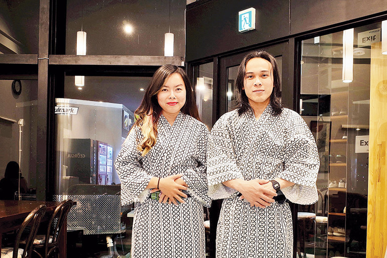 Du khách Việt trải nghiệm mặc yukata khi lưu trú tại ryokan.