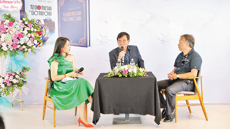 Nhà văn Nguyễn Một (giữa) trong buổi ra mắt sách.