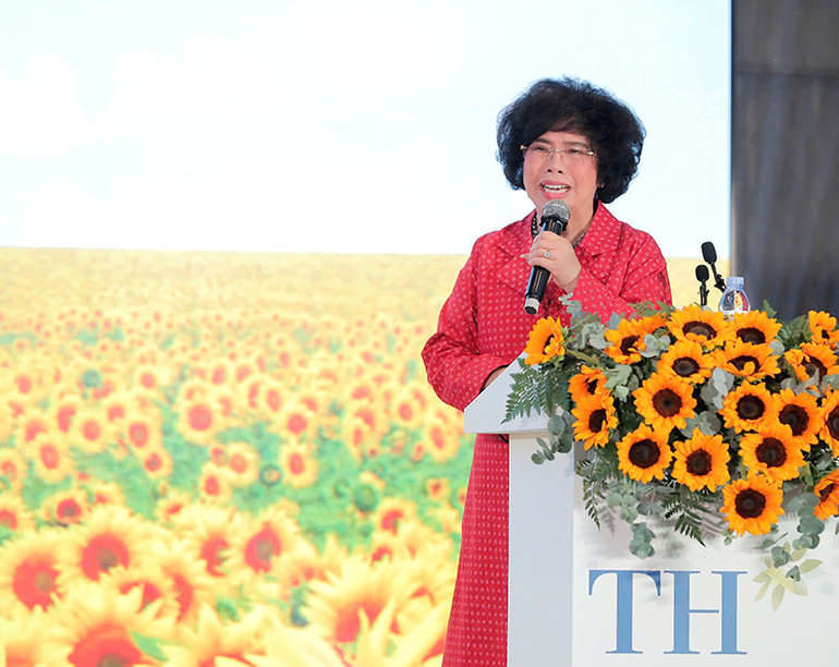 Anh hùng Lao động Thái Hương, nhà sáng lập Tập đoàn TH, phát biểu tại Hội thảo quốc tế Dinh dưỡng người Việt lần II.