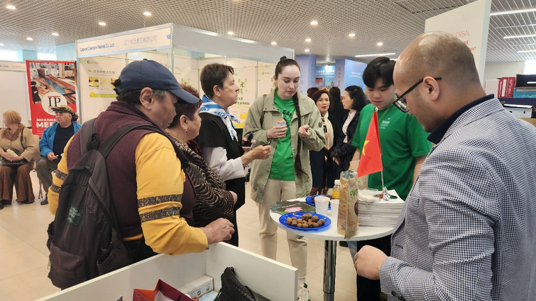 Sản phẩm sữa và hoa quả sấy của TH được giới thiệu tại Hội chợ.